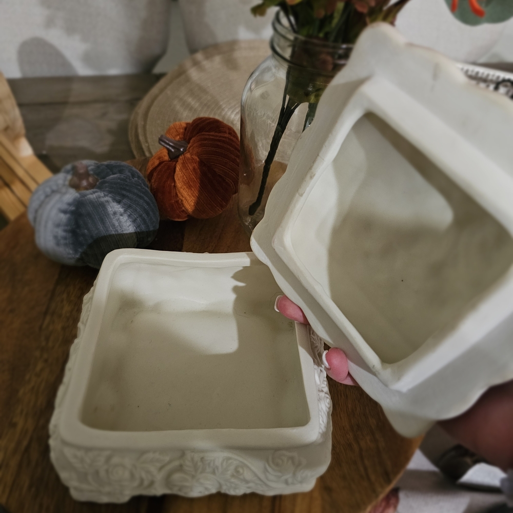 Floral Embossed Ceramic Box - Picture 3 of 3